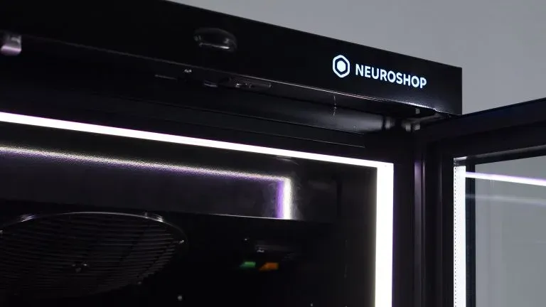 Верхняя панель шкафа с подсвеченным логотипом Neuroshop, по кромке двери светодиодная лента