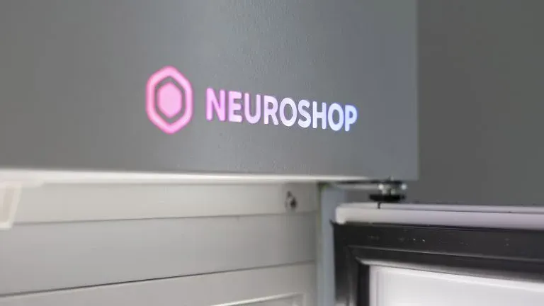 Подсвеченный логотип Neuroshop на верхней панели шкафа с глухой дверью
