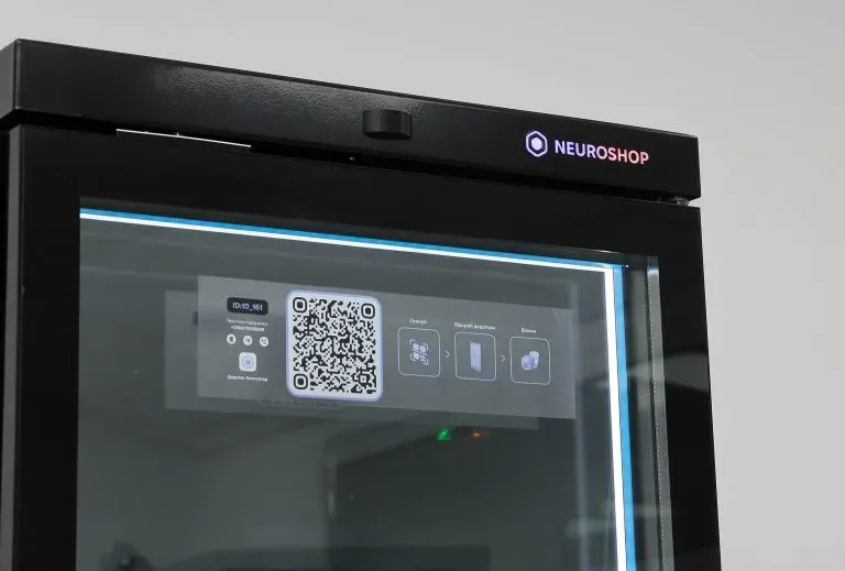 Верх шкафа с логотипом Neuroshop, на стекле наклейка с QR-кодом и пиктограммами шагов покупки
