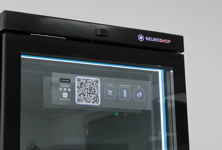 Top of a cabinet with the Neuroshop logo, a sticker on the glass with a QR code and pictograms of the purchase steps